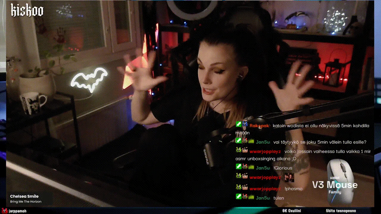 kishoo live with a Glorious V3 Mouse overlay beside the chat